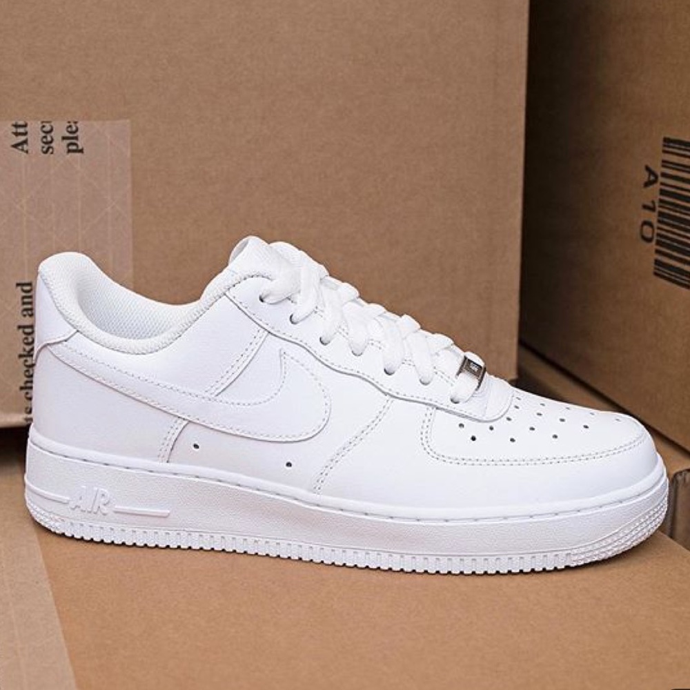 looking for a pair of nike air force 1
